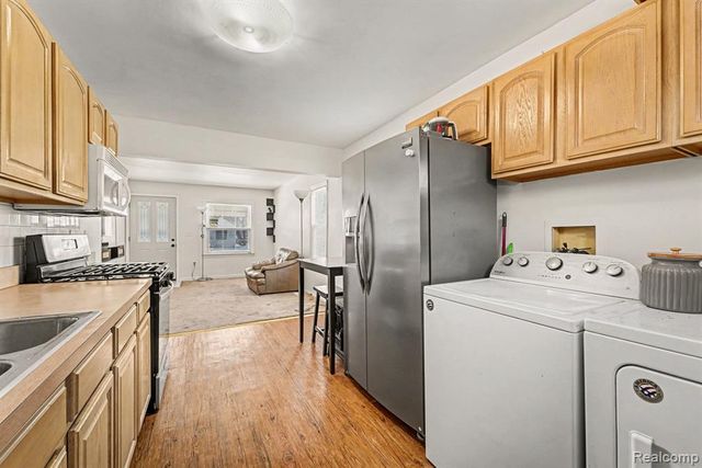 582 Nevada Avenue, Pontiac, MI 48341