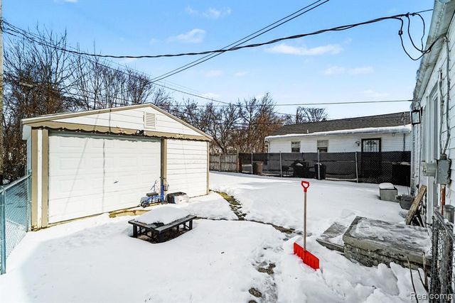 582 Nevada Avenue, Pontiac, MI 48341