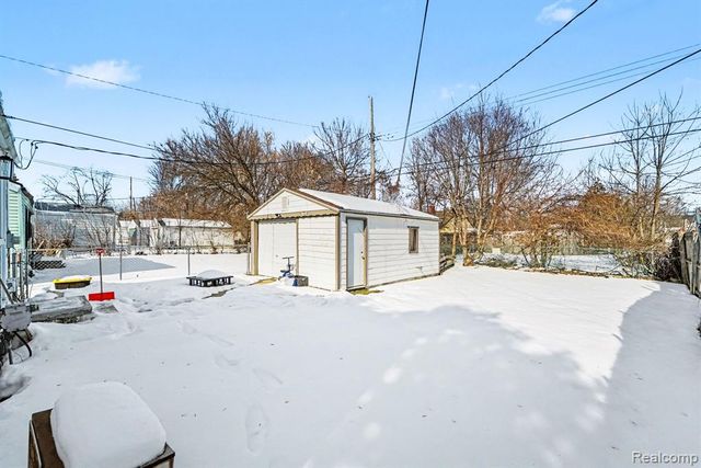 582 Nevada Avenue, Pontiac, MI 48341