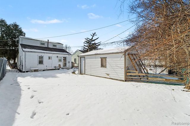 582 Nevada Avenue, Pontiac, MI 48341