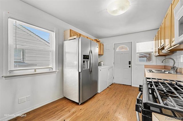 582 Nevada Avenue, Pontiac, MI 48341