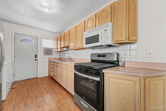 582 Nevada Avenue, Pontiac, MI 48341