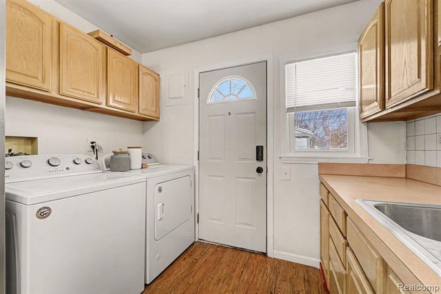 582 Nevada Avenue, Pontiac, MI 48341