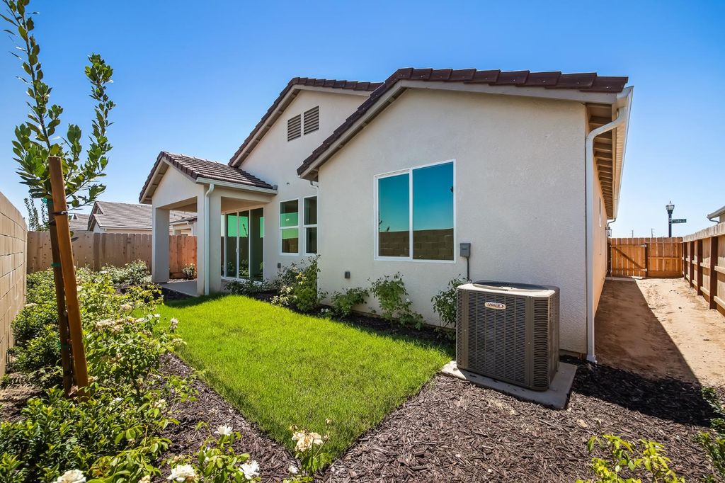 Image 13 of property listing at 4164 N Tisha Avenue, Fresno, CA 93723