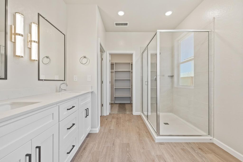 Image 8 of property listing at 4164 N Tisha Avenue, Fresno, CA 93723