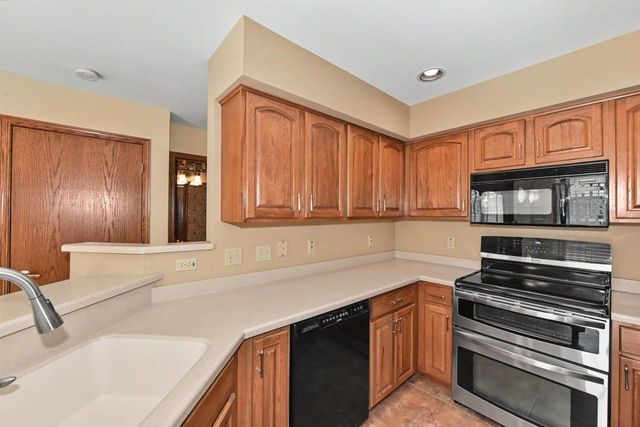 14143 W Waters Edge TRAIL, New Berlin, WI 53151
