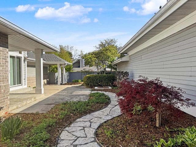 14143 W Waters Edge TRAIL, New Berlin, WI 53151