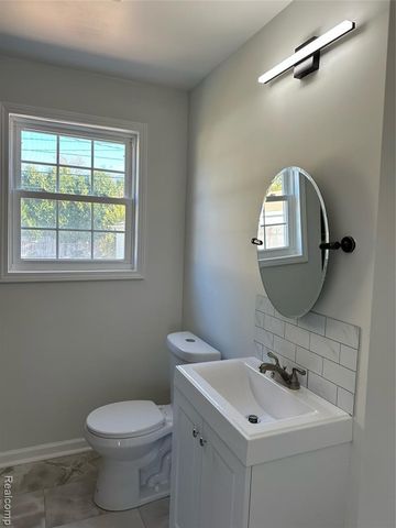 25216 Hayes Road, Roseville, MI 48066