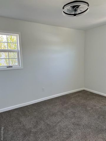 25216 Hayes Road, Roseville, MI 48066