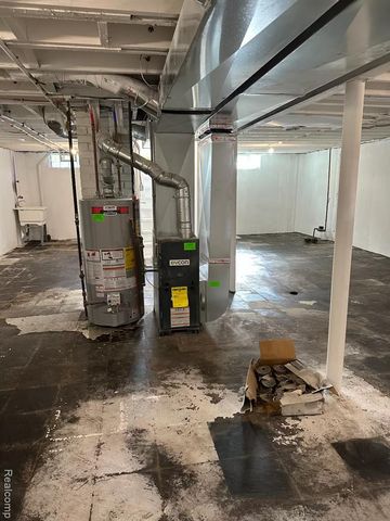 25216 Hayes Road, Roseville, MI 48066