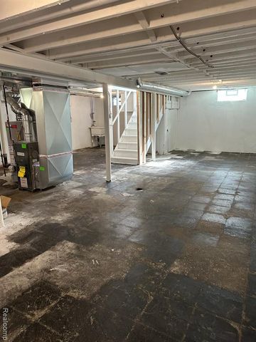 25216 Hayes Road, Roseville, MI 48066