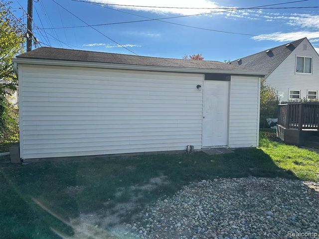 25216 Hayes Road, Roseville, MI 48066