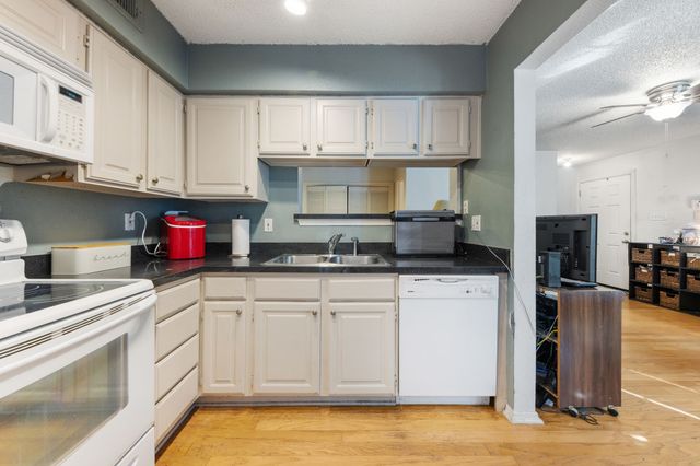 5757 E University Boulevard 26D, Dallas, TX 75206