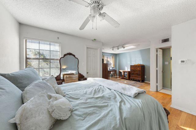 5757 E University Boulevard 26D, Dallas, TX 75206