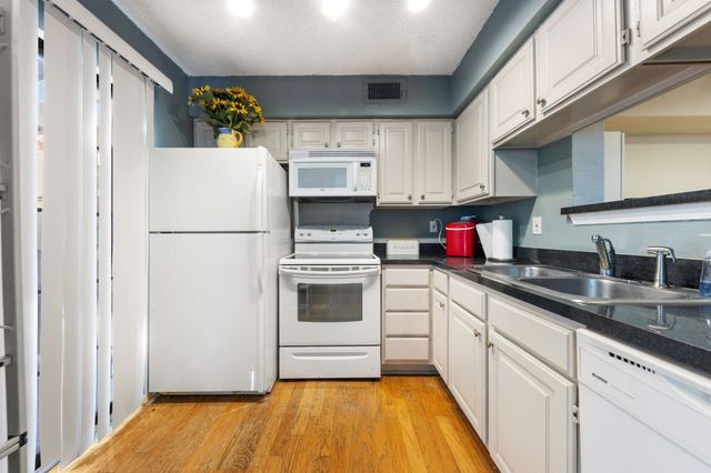 5757 E University Boulevard 26D, Dallas, TX 75206