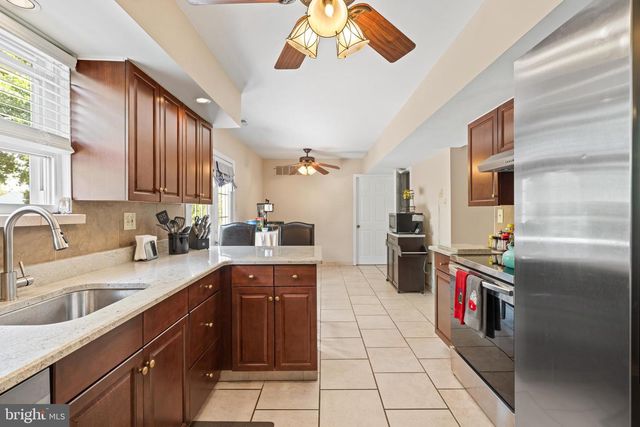 28 LORETTA BLVD, Sicklerville, NJ 08081