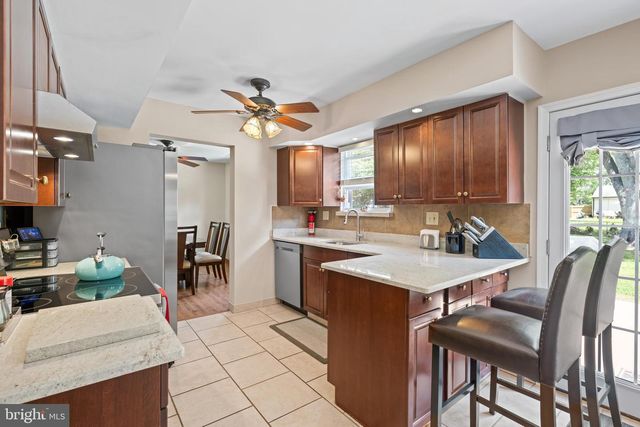 28 LORETTA BLVD, Sicklerville, NJ 08081