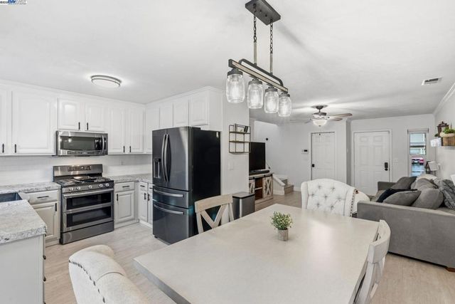 801 Nash Rd G4, Hollister, CA 95023