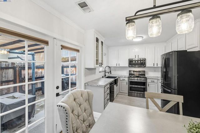 801 Nash Rd G4, Hollister, CA 95023