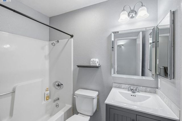 801 Nash Rd G4, Hollister, CA 95023