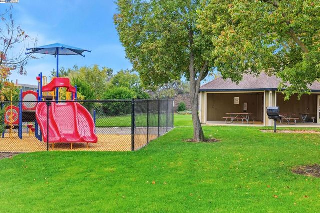 801 Nash Rd G4, Hollister, CA 95023