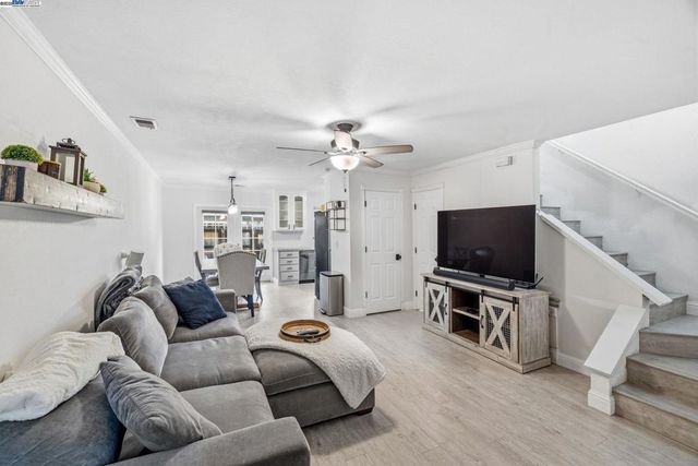 801 Nash Rd G4, Hollister, CA 95023