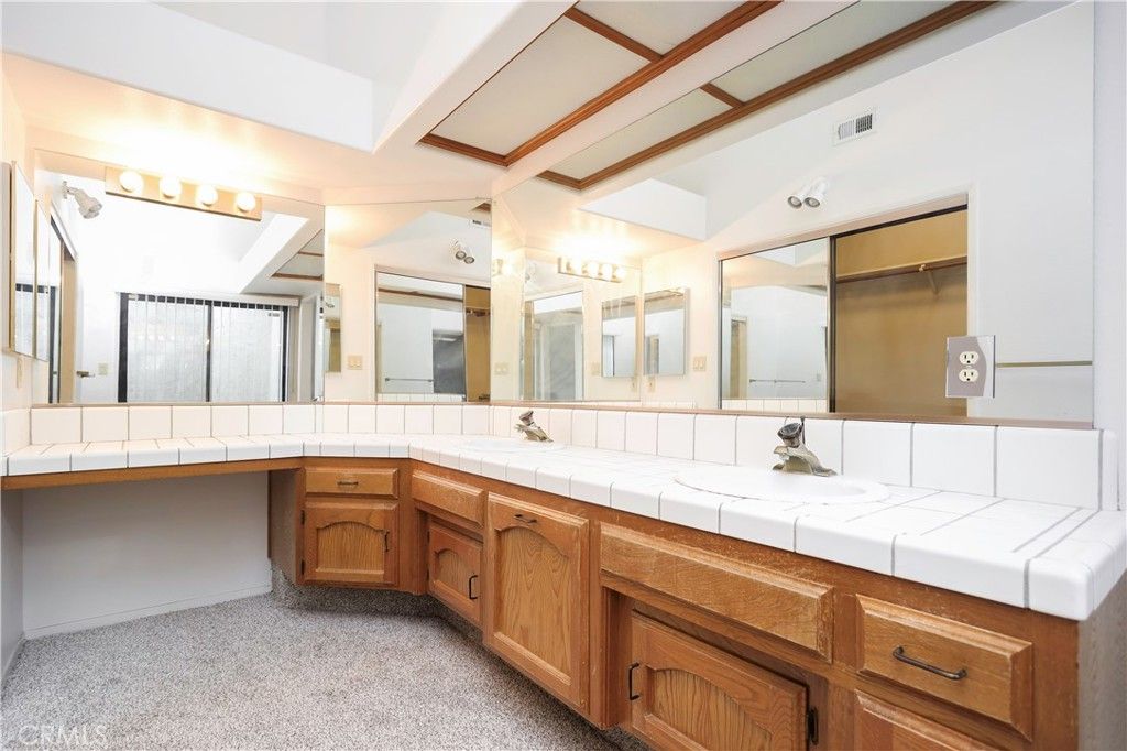 Image 15 of property listing at 608 Berwick, Bakersfield, CA 93311