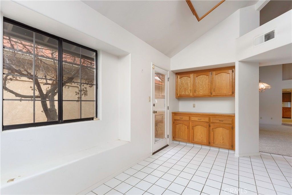 Image 6 of property listing at 608 Berwick, Bakersfield, CA 93311