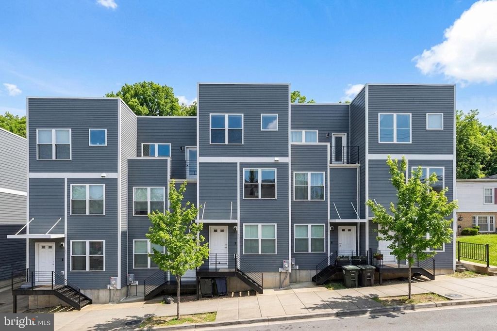 2210 HUNTER PL SE, Washington, DC 20020