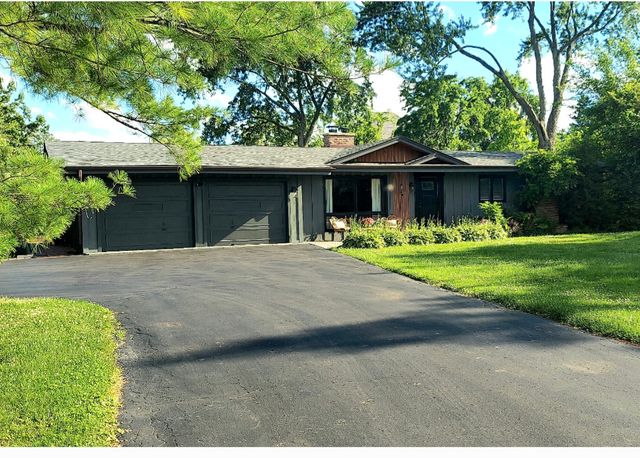 83 Wildwood Drive, Barrington, IL 60010