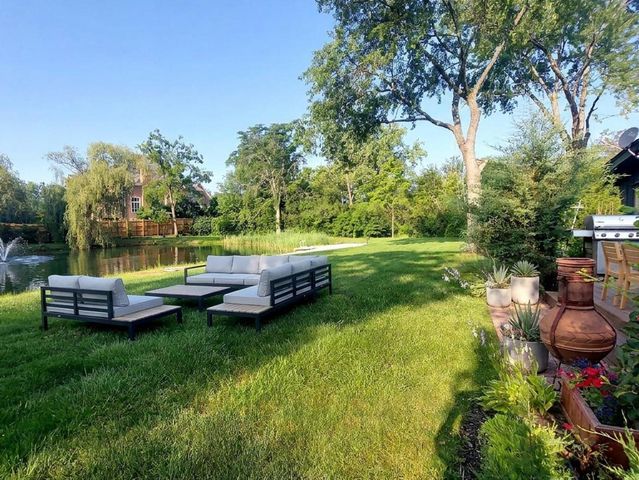 83 Wildwood Drive, Barrington, IL 60010