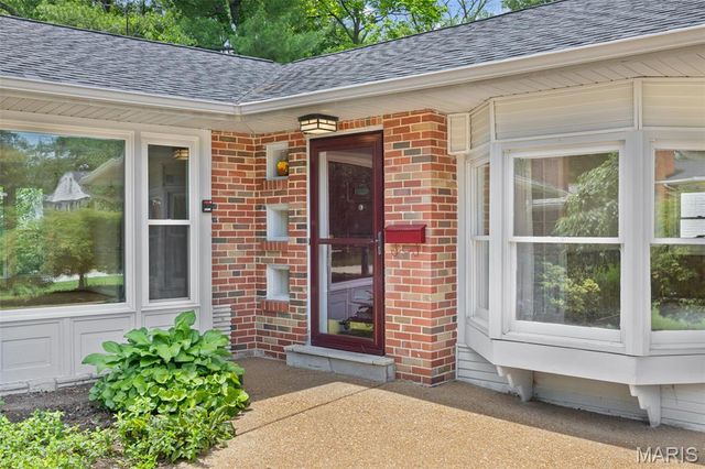 216 Turf Court, Webster Groves, MO 63119