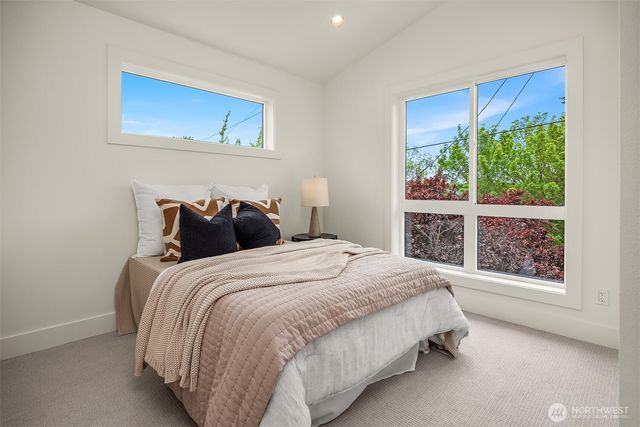 104 NE 44th Street, Seattle, WA 98105