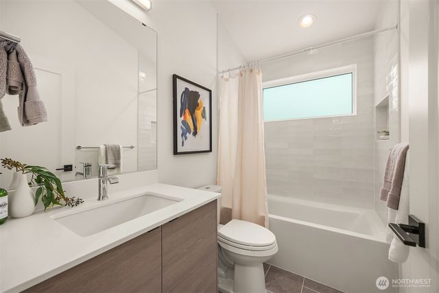 104 NE 44th Street, Seattle, WA 98105