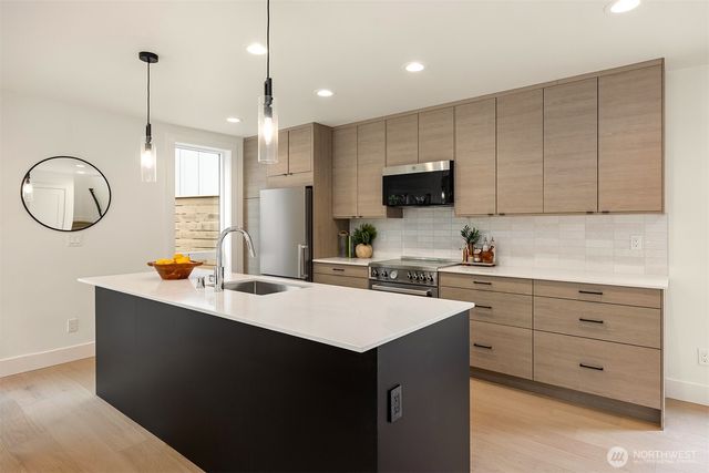 104 NE 44th Street, Seattle, WA 98105