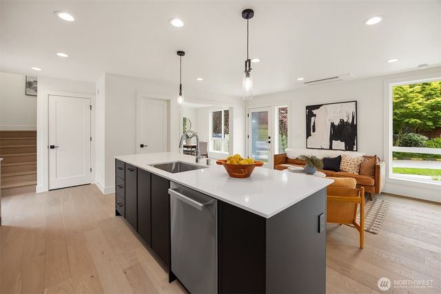 104 NE 44th Street, Seattle, WA 98105