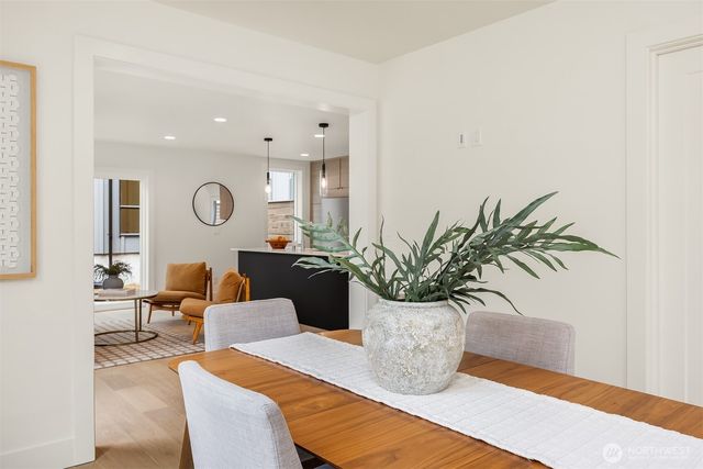 104 NE 44th Street, Seattle, WA 98105