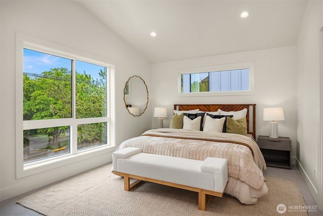 104 NE 44th Street, Seattle, WA 98105