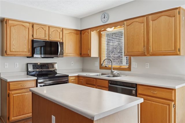 365 Cobblestone Cir, Robinson Twp, PA 15136