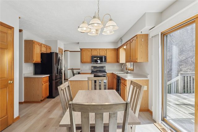 365 Cobblestone Cir, Robinson Twp, PA 15136