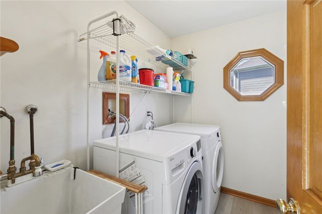 365 Cobblestone Cir, Robinson Twp, PA 15136