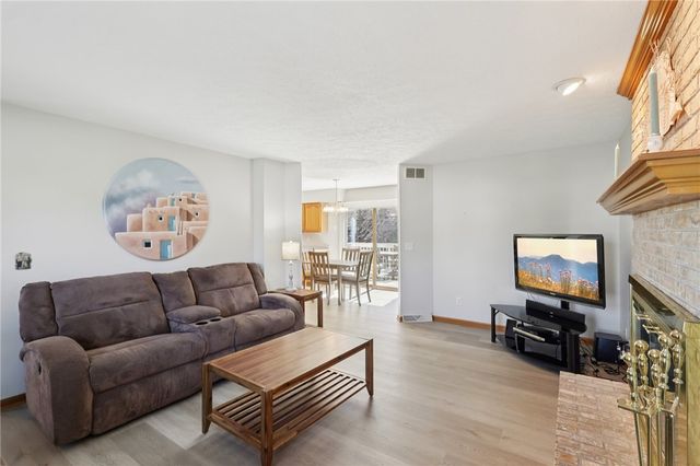 365 Cobblestone Cir, Robinson Twp, PA 15136