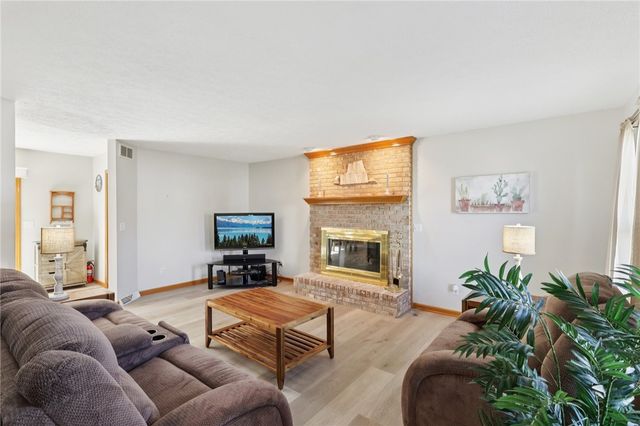 365 Cobblestone Cir, Robinson Twp, PA 15136