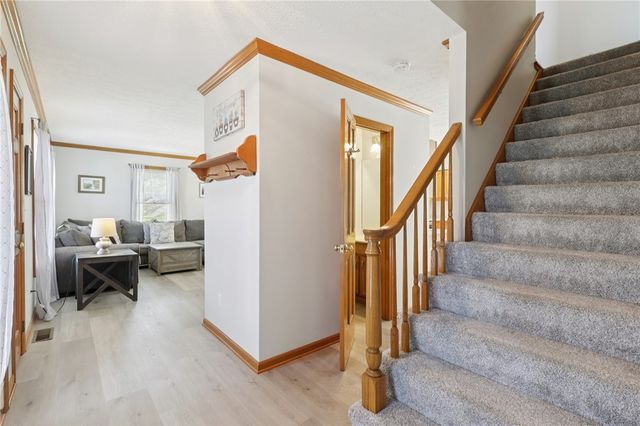 365 Cobblestone Cir, Robinson Twp, PA 15136