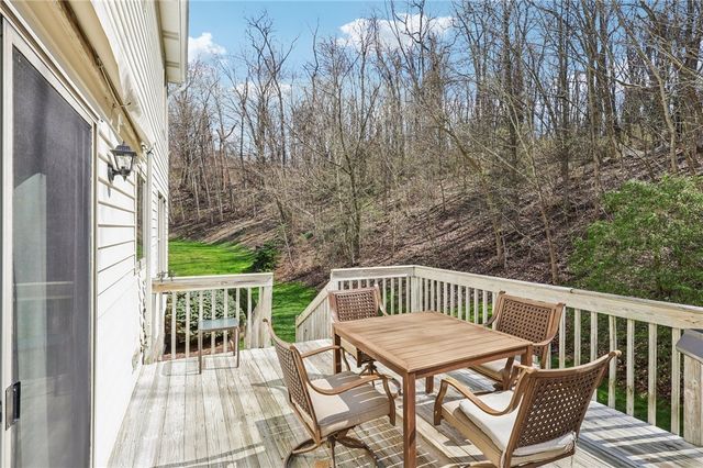 365 Cobblestone Cir, Robinson Twp, PA 15136