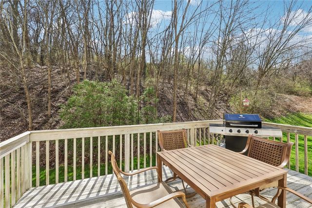 365 Cobblestone Cir, Robinson Twp, PA 15136