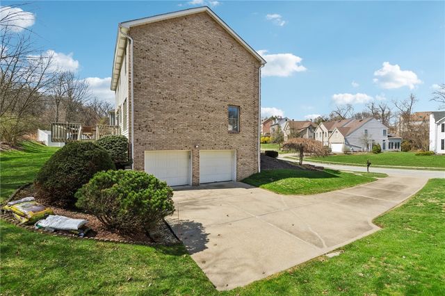 365 Cobblestone Cir, Robinson Twp, PA 15136