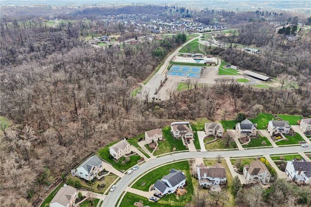 365 Cobblestone Cir, Robinson Twp, PA 15136