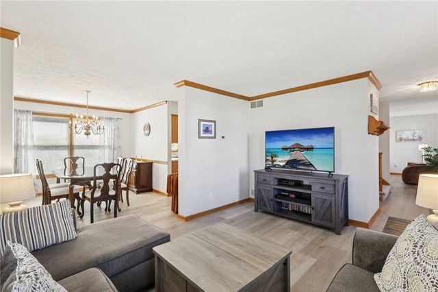 365 Cobblestone Cir, Robinson Twp, PA 15136