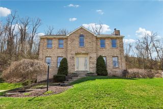 365 Cobblestone Cir, Robinson Twp, PA 15136
